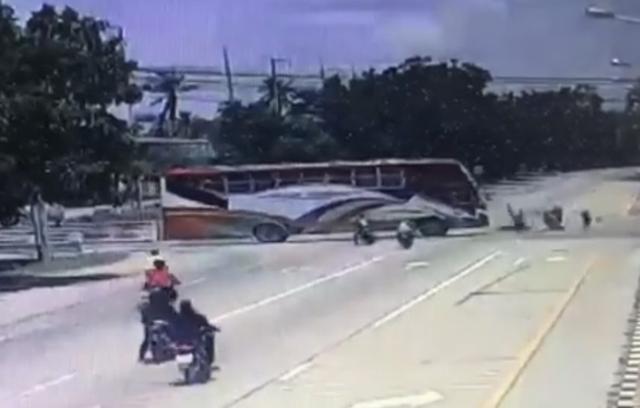 摩托车|冤！泰卡车拖拽没油公交，3名摩托车手疾驰而过，全都死于牵引绳