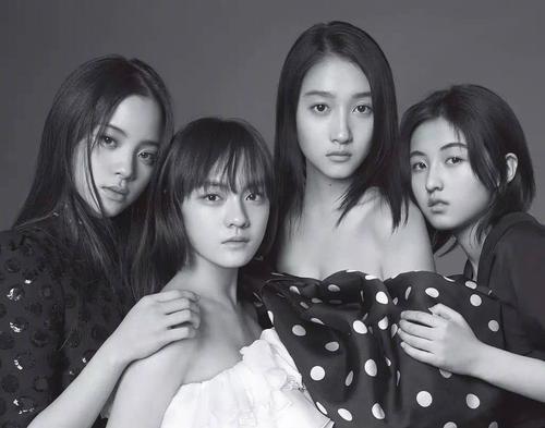 四小花旦合影同样是穿白色背心拍照为何只有欧阳娜娜背对镜头