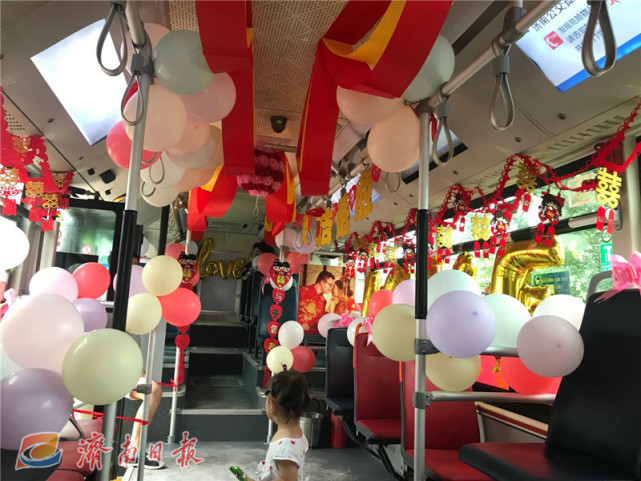 公交车当婚车济南上演浪漫低碳迎亲