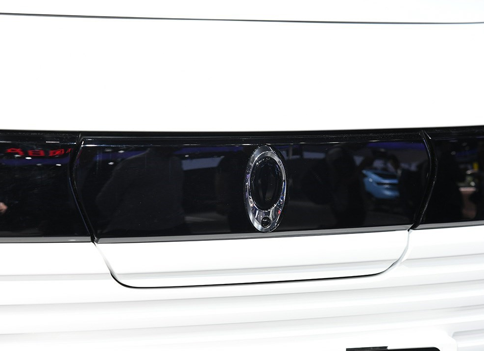 横幅式的黑色材质和两侧"镰刀型"大灯组合,正中间的水晶车标非常到位