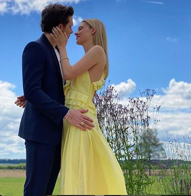 布鲁克林·贝克汉姆|太恩爱！贝克汉姆大儿子未婚妻秀婚戒，粉丝猜测暗藏玄机