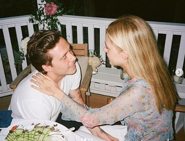 布鲁克林·贝克汉姆|太恩爱！贝克汉姆大儿子未婚妻秀婚戒，粉丝猜测暗藏玄机