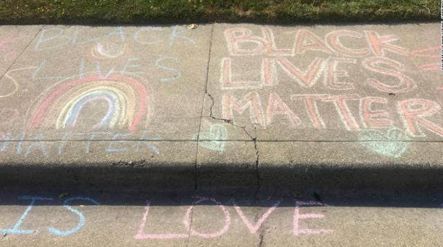 美国有线电视新闻网|杠上了！美国女孩每天粉笔写“黑人的命也是命”，每天都被白人擦