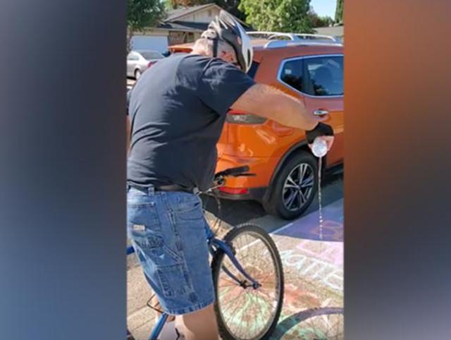 美国有线电视新闻网|杠上了！美国女孩每天粉笔写“黑人的命也是命”，每天都被白人擦