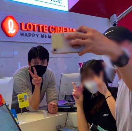 郑雨盛|韩国影帝郑雨盛现身电影院打工！粉丝冲上前合照：本人帅炸