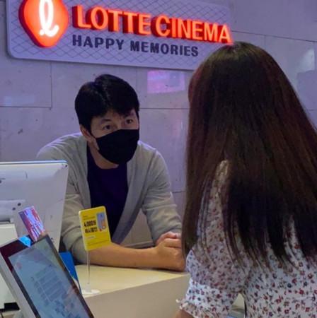 郑雨盛|韩国影帝郑雨盛现身电影院打工！粉丝冲上前合照：本人帅炸