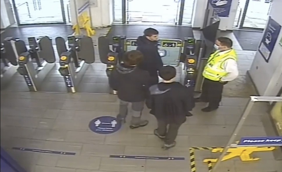 英国_社会|英国男子突然被四名男子袭击，其中一人踢中其头部致其死亡