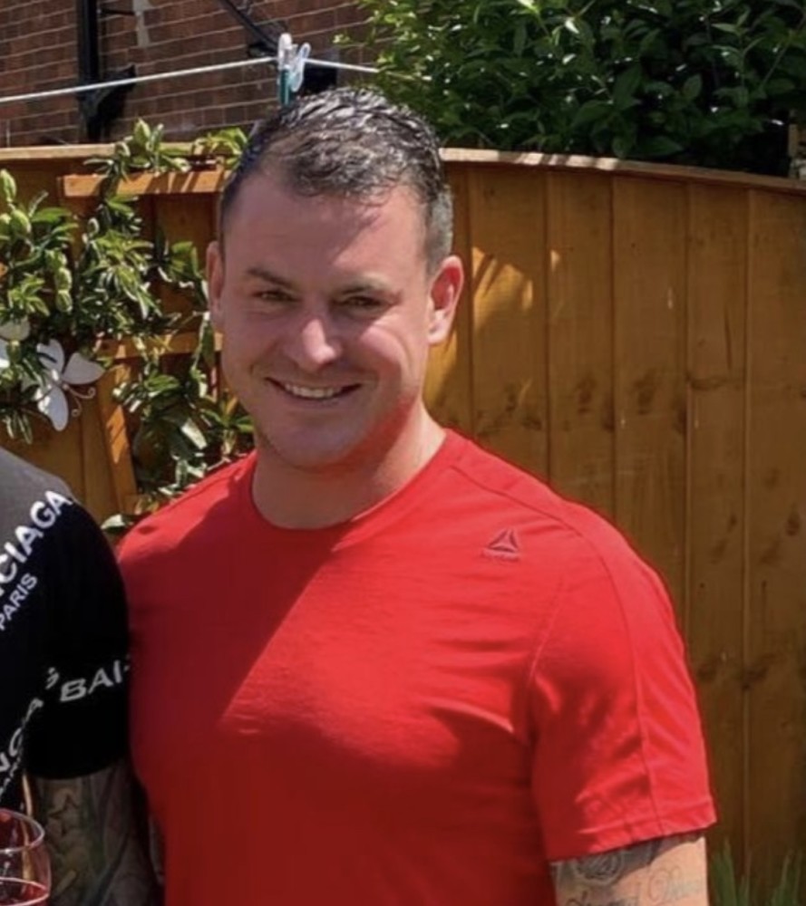 英国_社会|英国男子突然被四名男子袭击，其中一人踢中其头部致其死亡