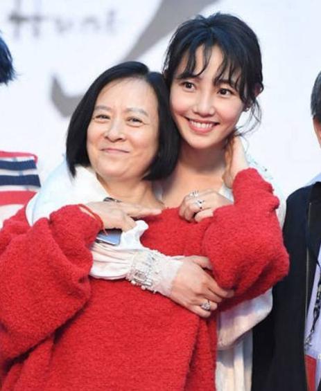 董志华有王京花这样的妻子,而且自己的演技实力也是比较强的,按理说在