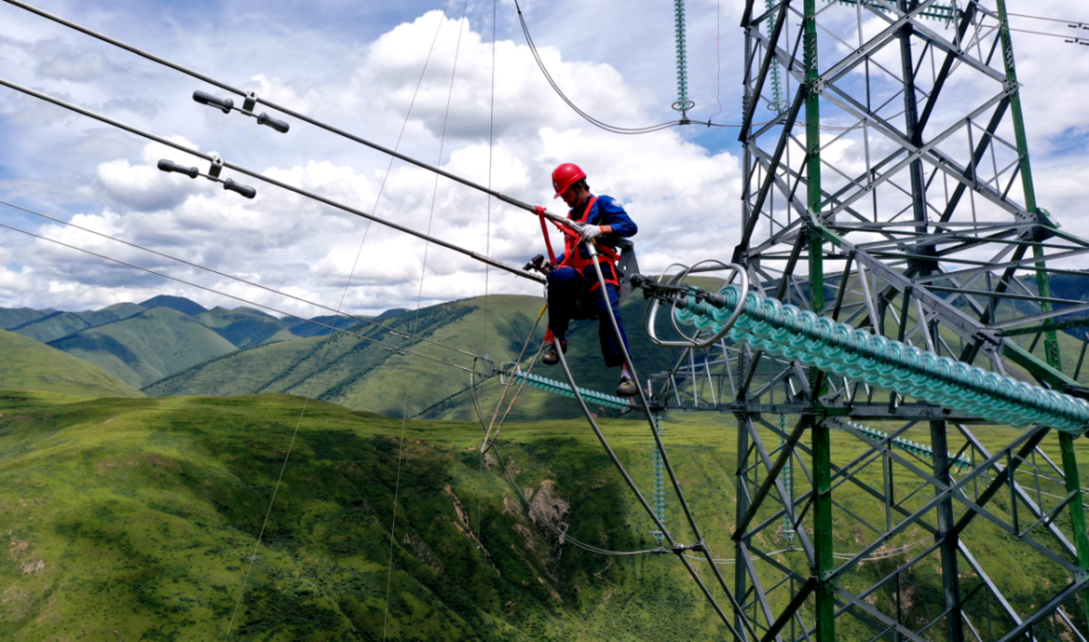 翻越4200米高山巡检确保四川甘孜电网迎峰度夏安全