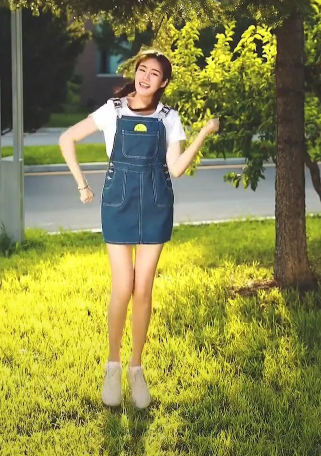 今日,毕畅晒出一段跳舞的视频,视频中穿着牛仔背带裙和t恤的她,完全不