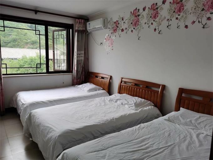 司马台长城|去司马台玩，在小资生活民俗饭庄吃饭，这盘是烤鱼？也太香了吧！