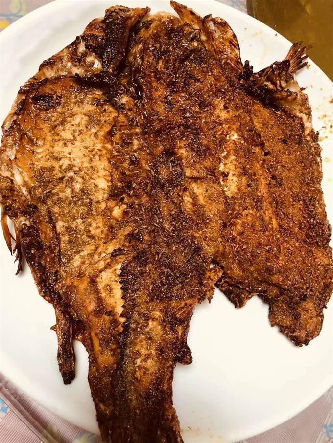 司马台长城|去司马台玩，在小资生活民俗饭庄吃饭，这盘是烤鱼？也太香了吧！