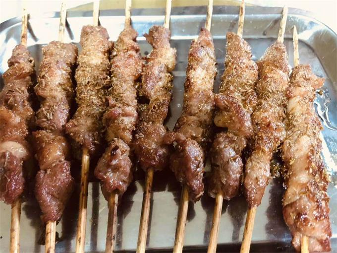 司马台长城|去司马台玩，在小资生活民俗饭庄吃饭，这盘是烤鱼？也太香了吧！