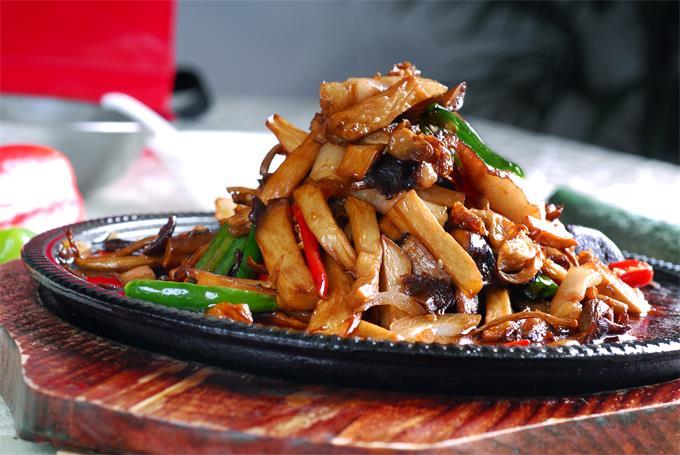 司马台长城|去司马台玩，在小资生活民俗饭庄吃饭，这盘是烤鱼？也太香了吧！