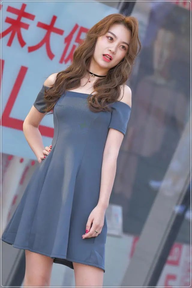 小姐姐穿了一件灰色的露肩a字裙露肩的设计非常性感