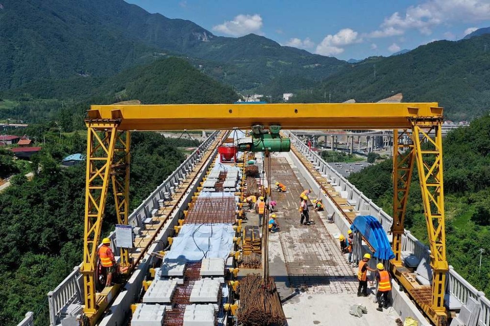 湖北襄阳郑万高铁湖北段加紧施工