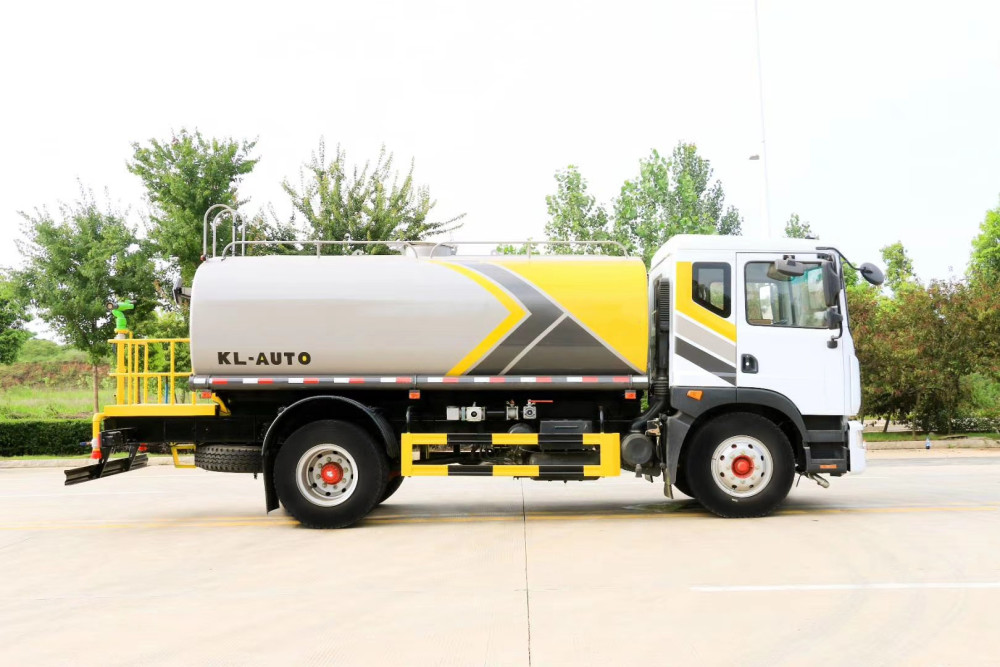 12吨洒水车侧面图