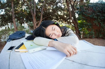 如果空間不足的話,也可以買一個頸枕,眯一會兒,儘量不要趴在桌子上