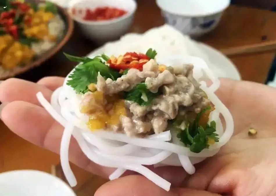 手米线"即便是在云南众多少数民族中也属罕见,它是阿昌族和景颇族的特