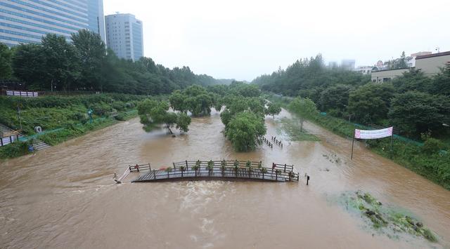 山体滑坡|韩国连续40天降雨！洪水、泥石流、山体滑坡频发，致超过30人死亡