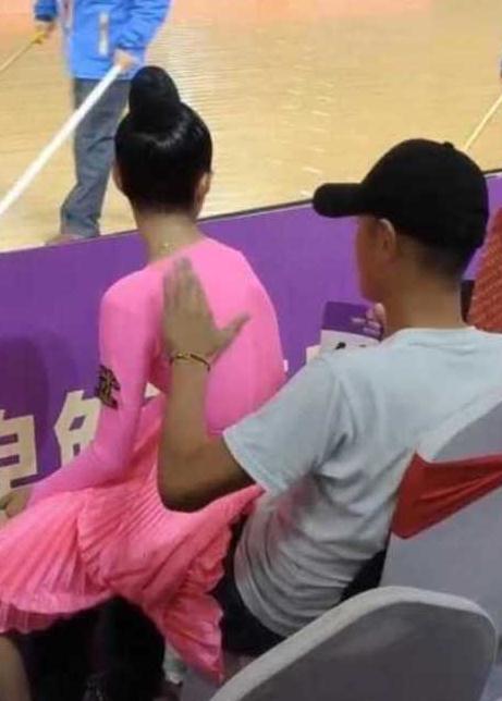 文章|文章与异性约会，喝完下午茶又去泡吧，独自骑电瓶车回家太心酸