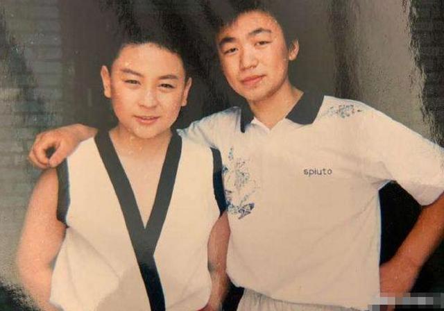 何洁|被亲爹当摇钱树吸血多年，与何洁分手遭抹黑，32岁帅成玻尿酸男神