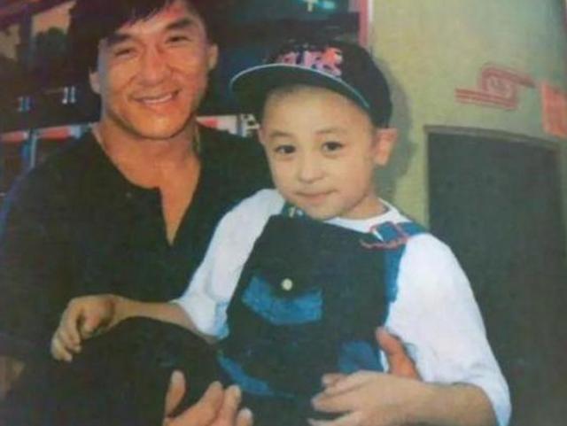 何洁|被亲爹当摇钱树吸血多年，与何洁分手遭抹黑，32岁帅成玻尿酸男神