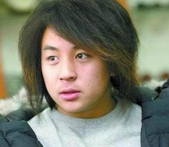 何洁|被亲爹当摇钱树吸血多年，与何洁分手遭抹黑，32岁帅成玻尿酸男神