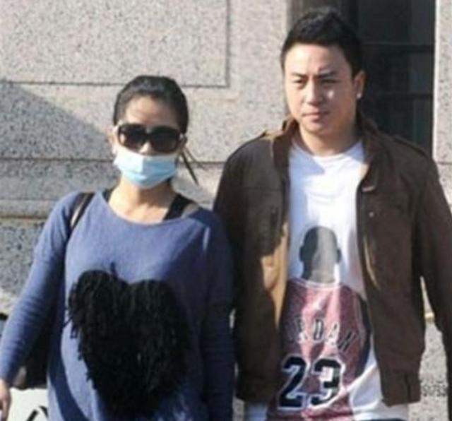 何洁|被亲爹当摇钱树吸血多年，与何洁分手遭抹黑，32岁帅成玻尿酸男神