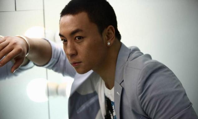 何洁|被亲爹当摇钱树吸血多年，与何洁分手遭抹黑，32岁帅成玻尿酸男神