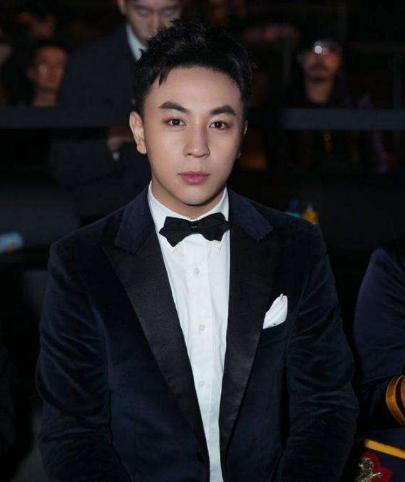 何洁|被亲爹当摇钱树吸血多年，与何洁分手遭抹黑，32岁帅成玻尿酸男神