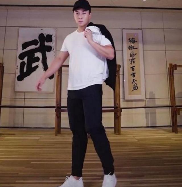 何洁|被亲爹当摇钱树吸血多年，与何洁分手遭抹黑，32岁帅成玻尿酸男神