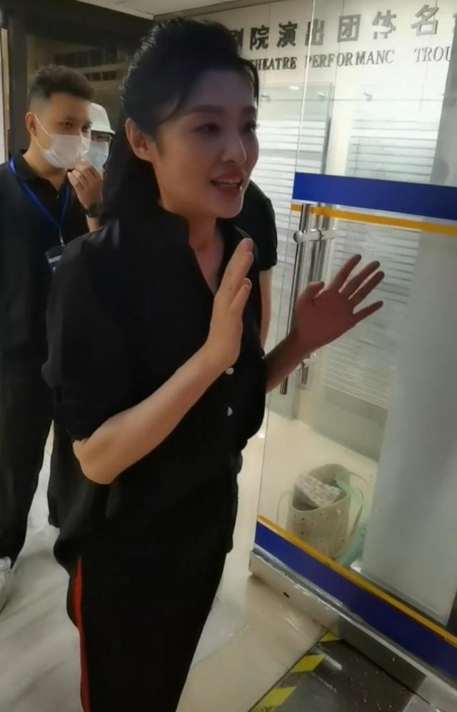 周涛|前央视一姐周涛罕现身，疑因央视压力大离职，现改演话剧状态更好