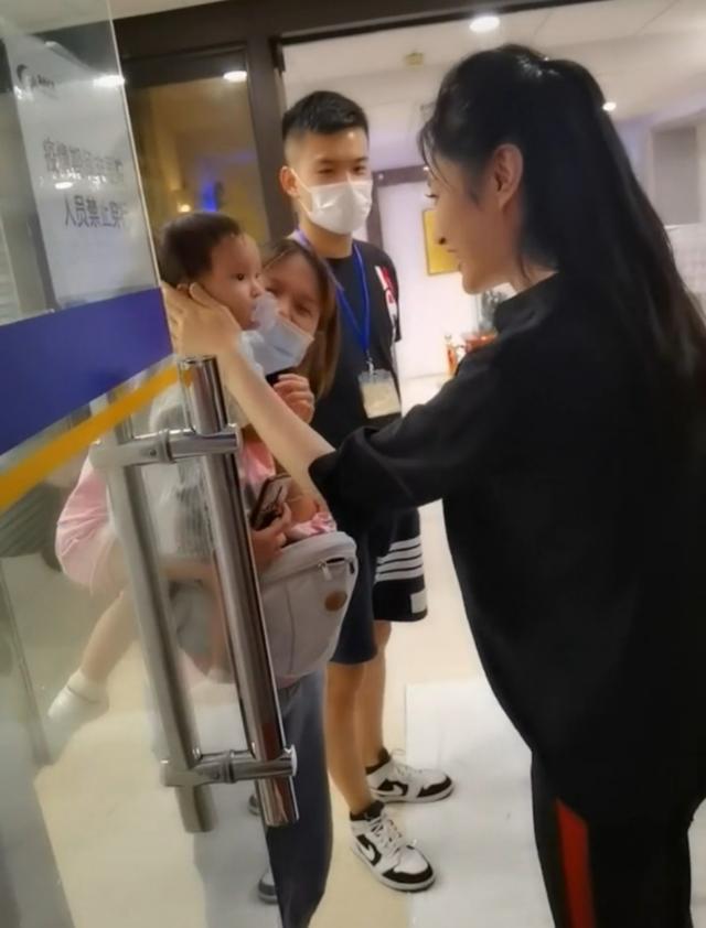 周涛|前央视一姐周涛罕现身，疑因央视压力大离职，现改演话剧状态更好