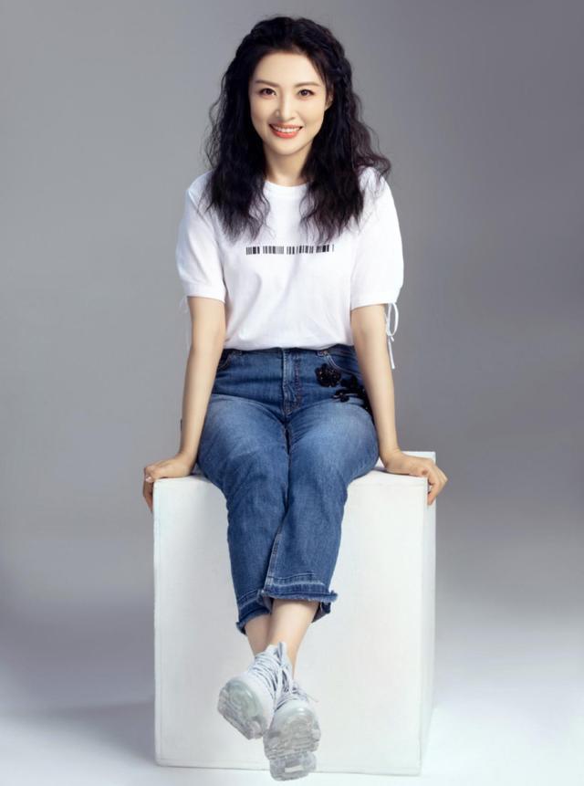 周涛|前央视一姐周涛罕现身，疑因央视压力大离职，现改演话剧状态更好