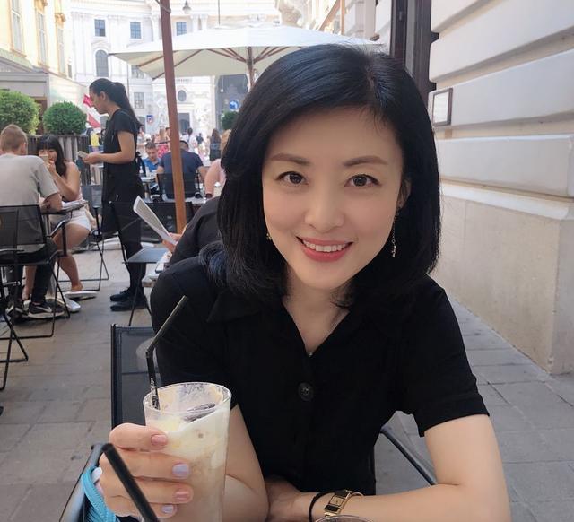 周涛|前央视一姐周涛罕现身，疑因央视压力大离职，现改演话剧状态更好