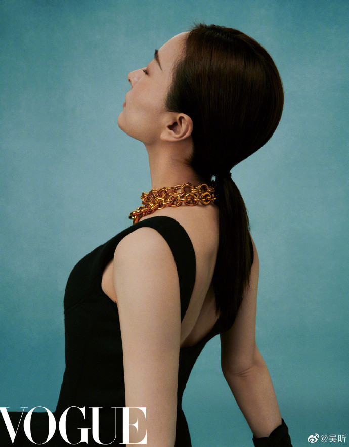 吴昕|37岁吴昕一改往日少女范，穿深V礼服拍大片，大秀美背贵妇范十足
