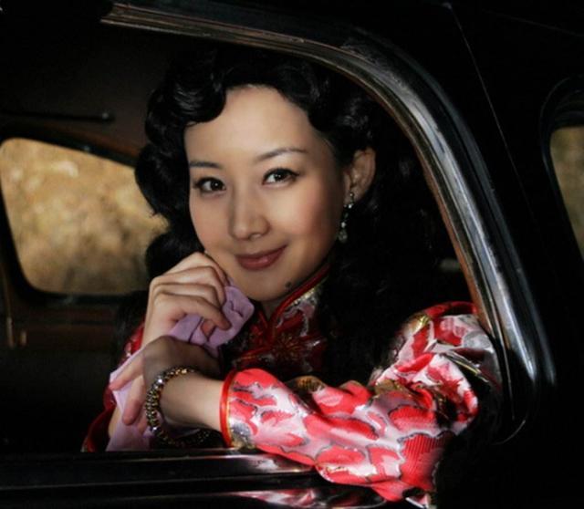 买红妹本身底子不错,年纪稍大时穿旗袍与许晴有些相似,并且颇有古典