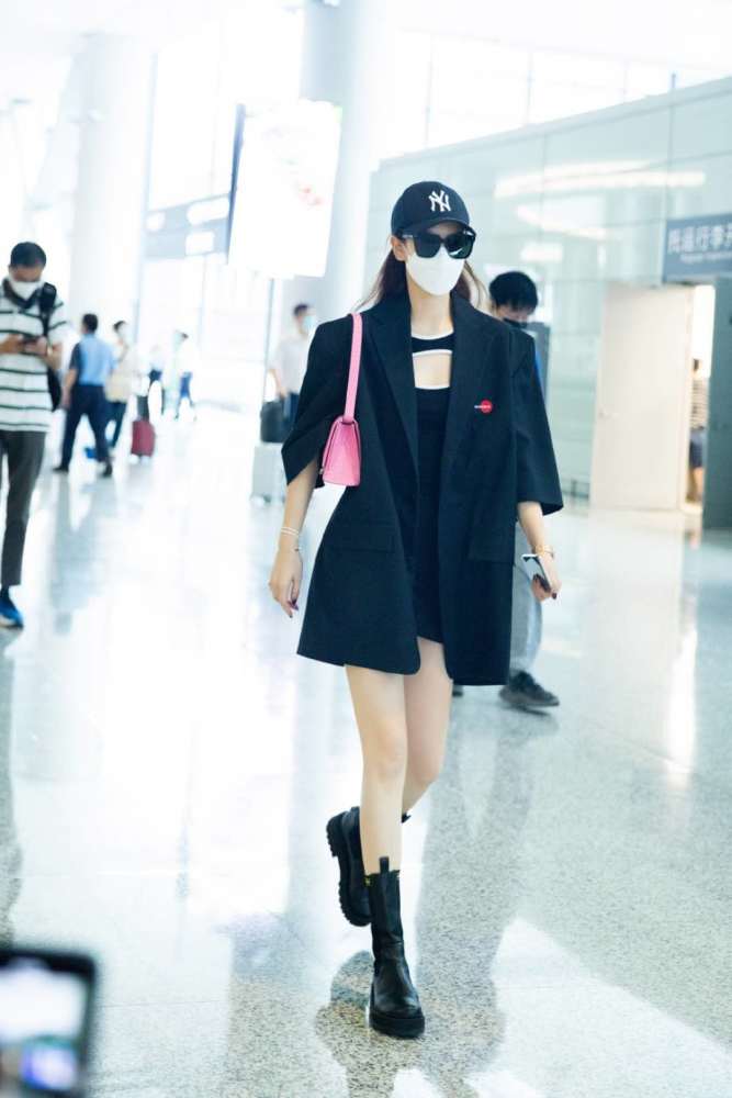 戚薇|工作室晒戚薇最新机场美照，遭戚薇无情吐槽：这还是人腿吗