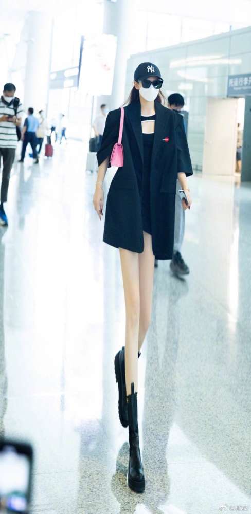 戚薇|工作室晒戚薇最新机场美照，遭戚薇无情吐槽：这还是人腿吗