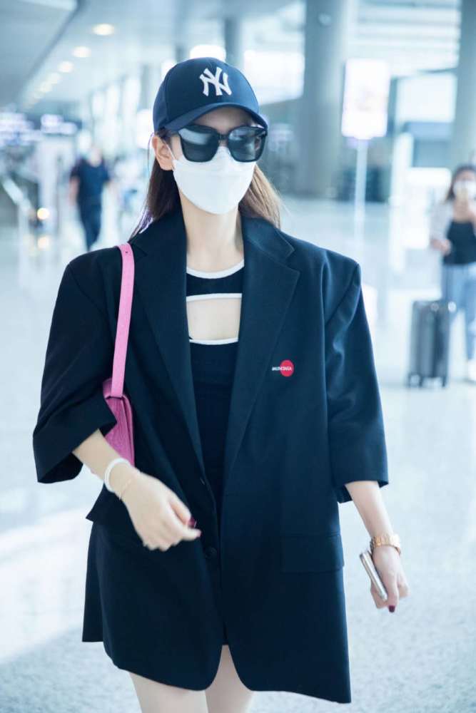 戚薇|工作室晒戚薇最新机场美照，遭戚薇无情吐槽：这还是人腿吗