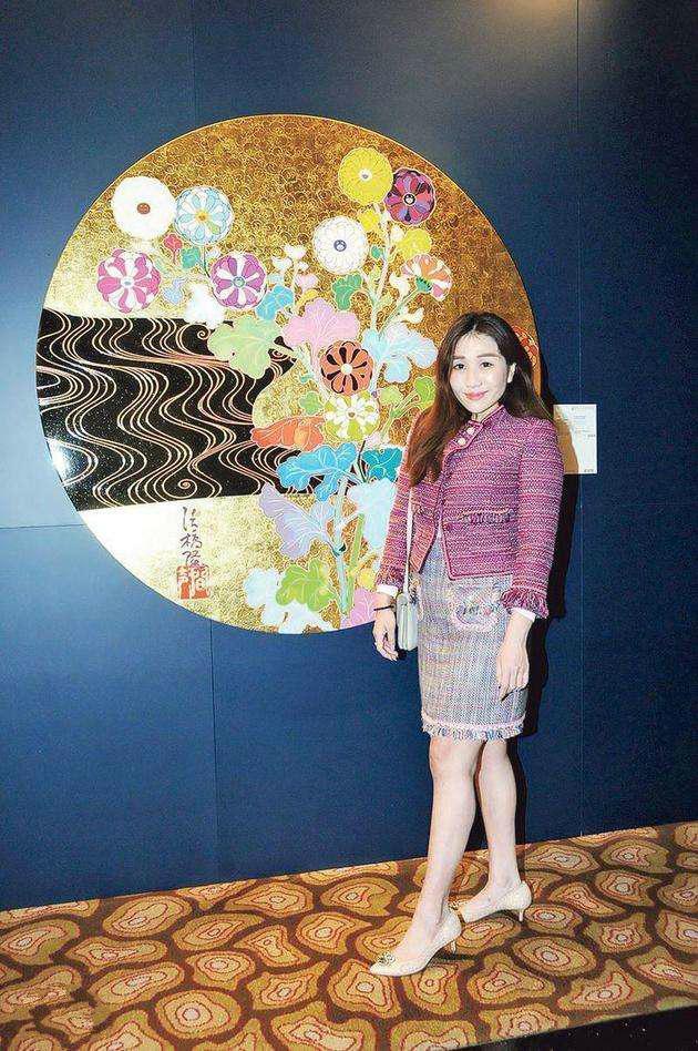 何超盈瘦身成功晒美照,穿荷叶裙秀美腿,却被身后千万名画抢风头