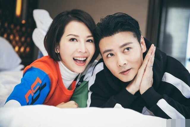 蔡少芬|蔡少芬夫妇带孩子到乐园玩，被拍到私下相处细节，当众拥抱太恩爱