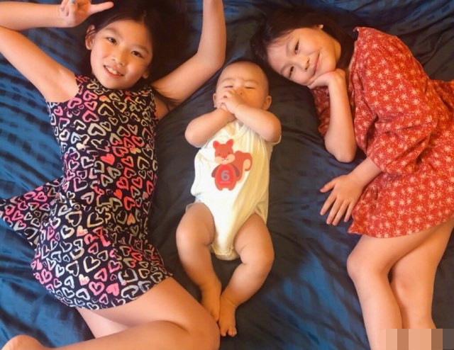 蔡少芬|蔡少芬夫妇带孩子到乐园玩，被拍到私下相处细节，当众拥抱太恩爱