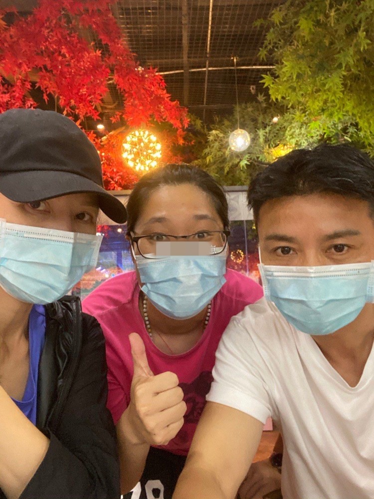 蔡少芬|蔡少芬夫妇带孩子到乐园玩，被拍到私下相处细节，当众拥抱太恩爱