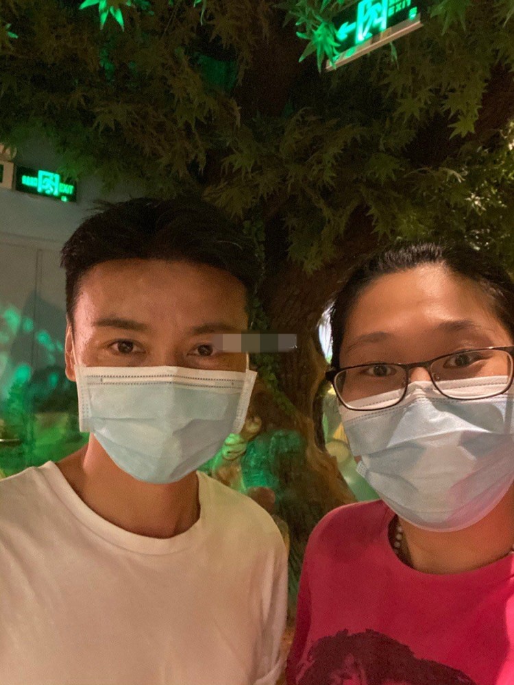 蔡少芬|蔡少芬夫妇带孩子到乐园玩，被拍到私下相处细节，当众拥抱太恩爱