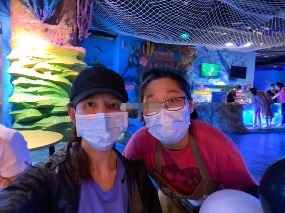 蔡少芬|蔡少芬夫妇带孩子到乐园玩，被拍到私下相处细节，当众拥抱太恩爱