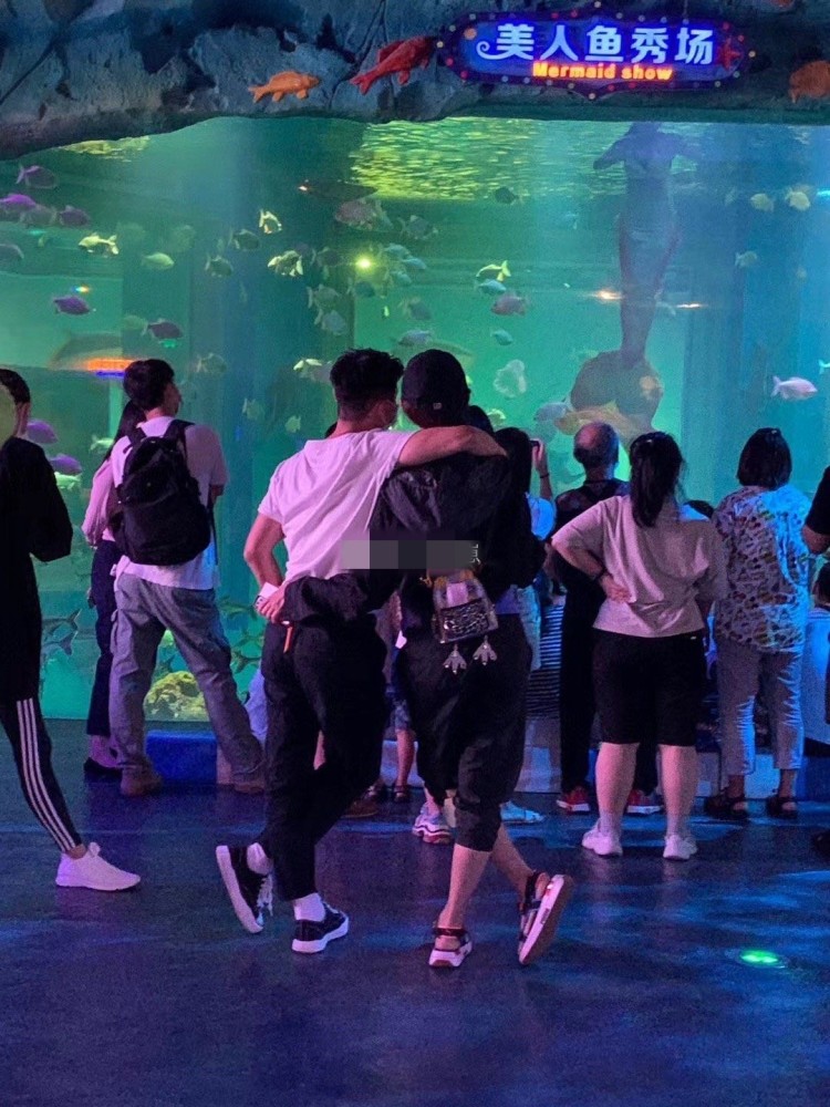 蔡少芬|蔡少芬夫妇带孩子到乐园玩，被拍到私下相处细节，当众拥抱太恩爱