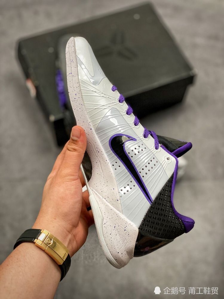 潮鞋的颜值球鞋的性能无愧于科比战靴耐克kobe5白紫配色开箱